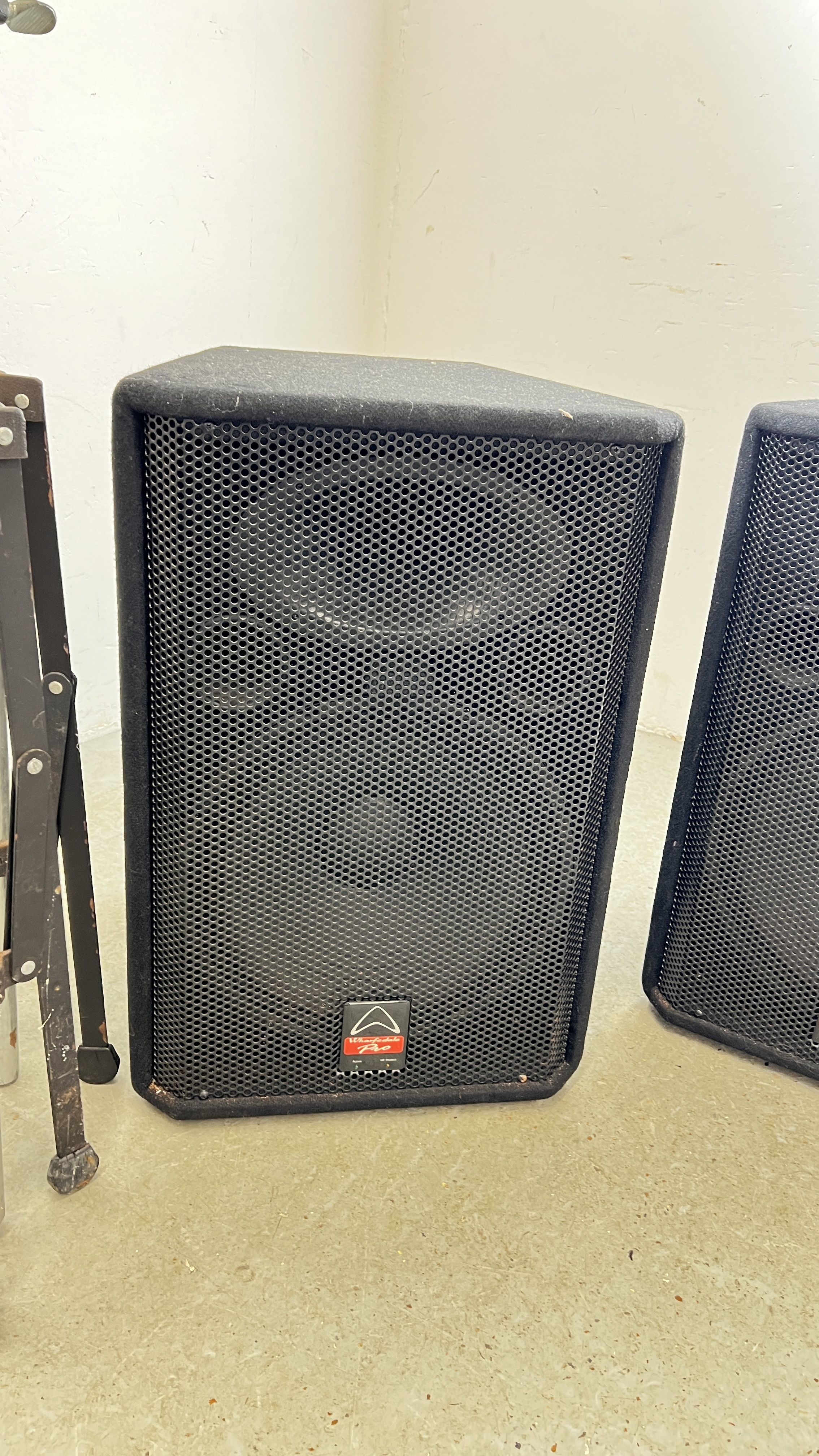PAIR OF WHARFDALE PRO EVP-X15PA LOUD SPEAKERS PLUS PAIR OF FOLDING TRIPOD STANDS - SOLD AS SEEN - - Image 4 of 6