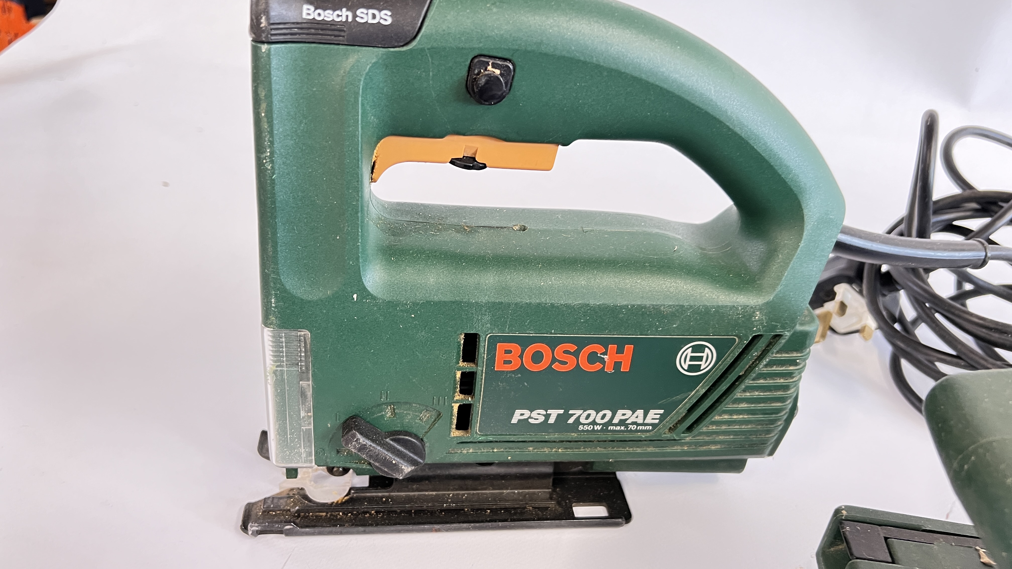 A GROUP OF 3 BOSCH POWER TOOLS TO INCLUDE ORBITAL HAND SANDER MODEL PCX220A, - Image 3 of 4