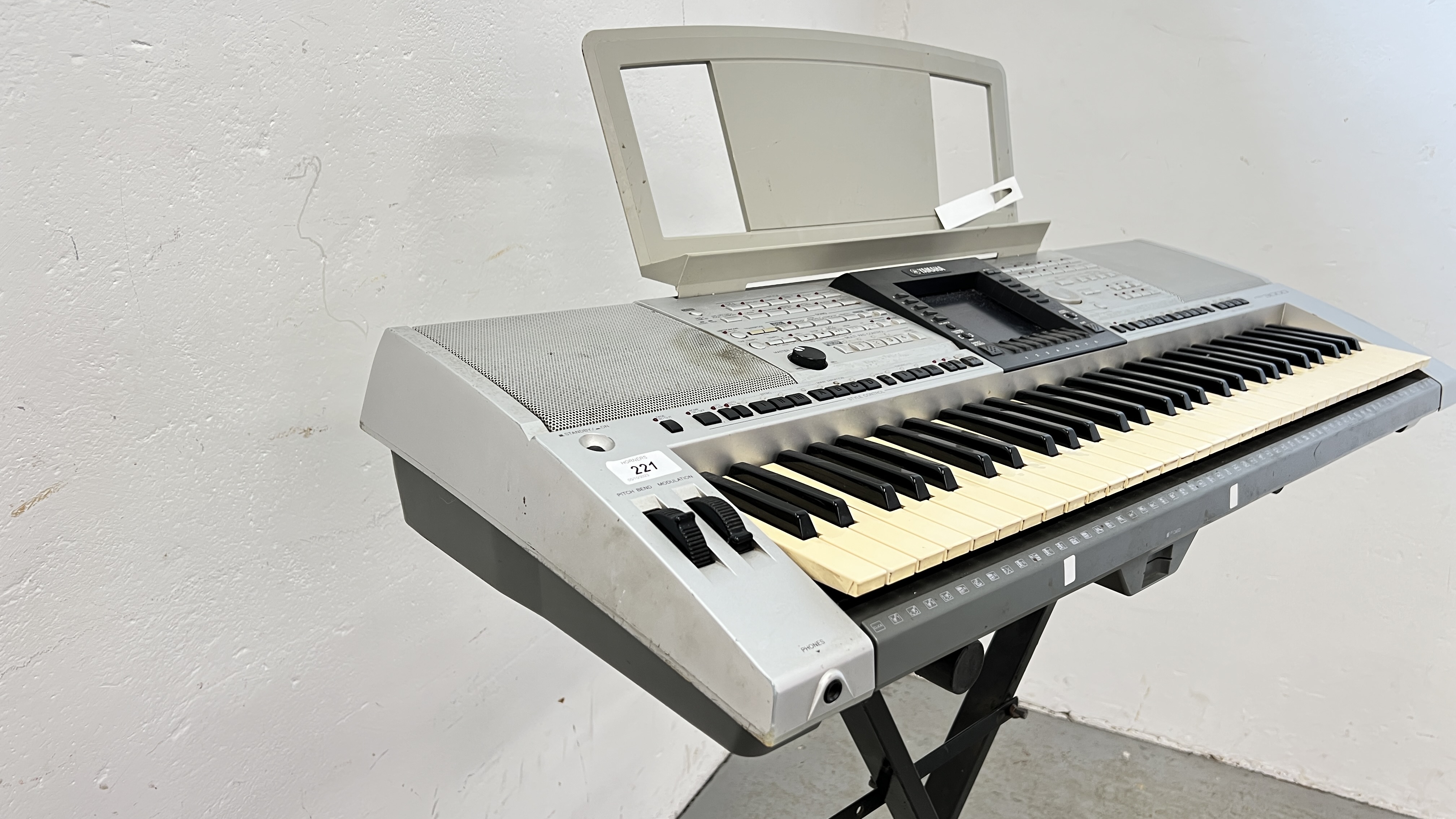 YAMAHA PSR 3000 KEYBOARD ON FOLDING STAND WITH POWER PACK AND FOOT PEDAL - SOLD AS SEEN - AS - Image 7 of 9