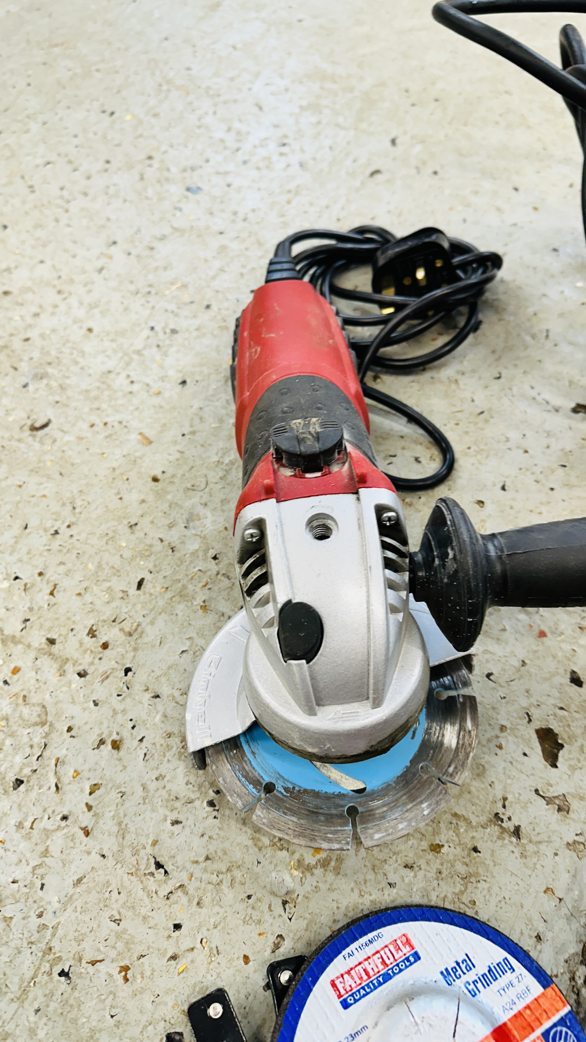 BOSCH GKS 190 CIRCULAR SAW ALONG WITH EINHELL 4 INCH GRINDER AND MACALLISTER MSCS110 SANDER - SOLD - Image 4 of 5