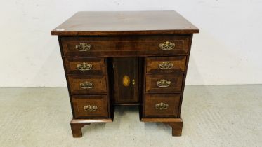 A SMALL ANTIQUE MAHOGANY 7 DRAWER DESK INLAID STRING DETAIL ON BRACKET FOOT - W 71CM X 55CM X 75CM.