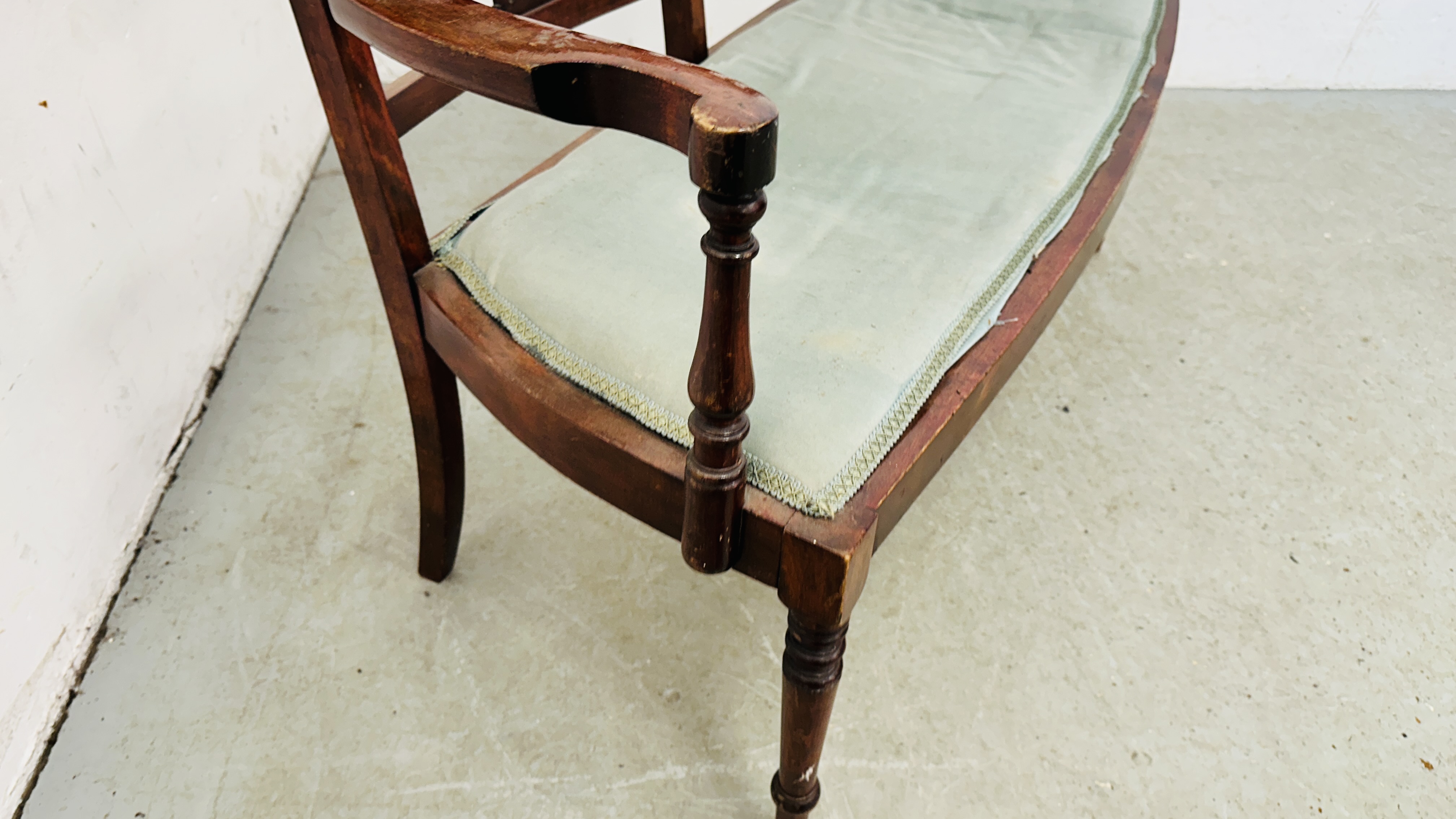 EDWARDIAN MAHOGANY 2 SEAT SOFA WITH FRETT WORK SUPPORT BACK AND GREEN UPHOLSTERY. - Image 8 of 11