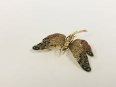 A VINTAGE STYLE YELLOW METAL DRAGONFLY BROOCH WITH ENAMELED DETAIL (NO VISIBLE HALLMARKS)