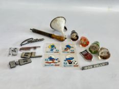 A GROUP OF VINTAGE CAR BADGES TO INCLUDE CORTINA & GT EXAMPLES + 4 X VINTAGE GEAR LEVER KNOBS &