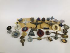 MIXED COLLECTION OF MIXED MILITARY BADGES INCLUDING HOME GUARD, PARACHUTE REGIMENT, SWEETHEART,