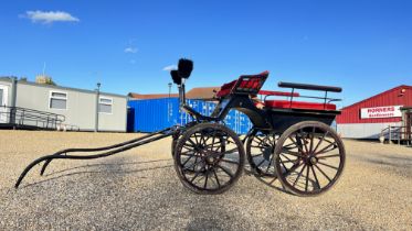 A VINTAGE 4 WHEEL PRESENTATION (WAGONETTE) CARRIAGE, SWAN NECK SHAFTS,