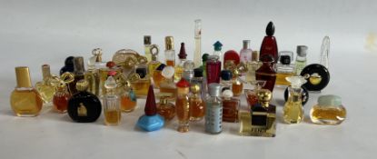 A BOX CONTAINING A LARGE QUANTITY OF MIXED MINIATURE LADIES PERFUMES TO INCLUDE JOOP, TED BAKER,