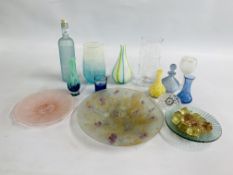 A GROUP OF GLASSWARE TO INCLUDE VARIOUS ART GLASS VASES,
