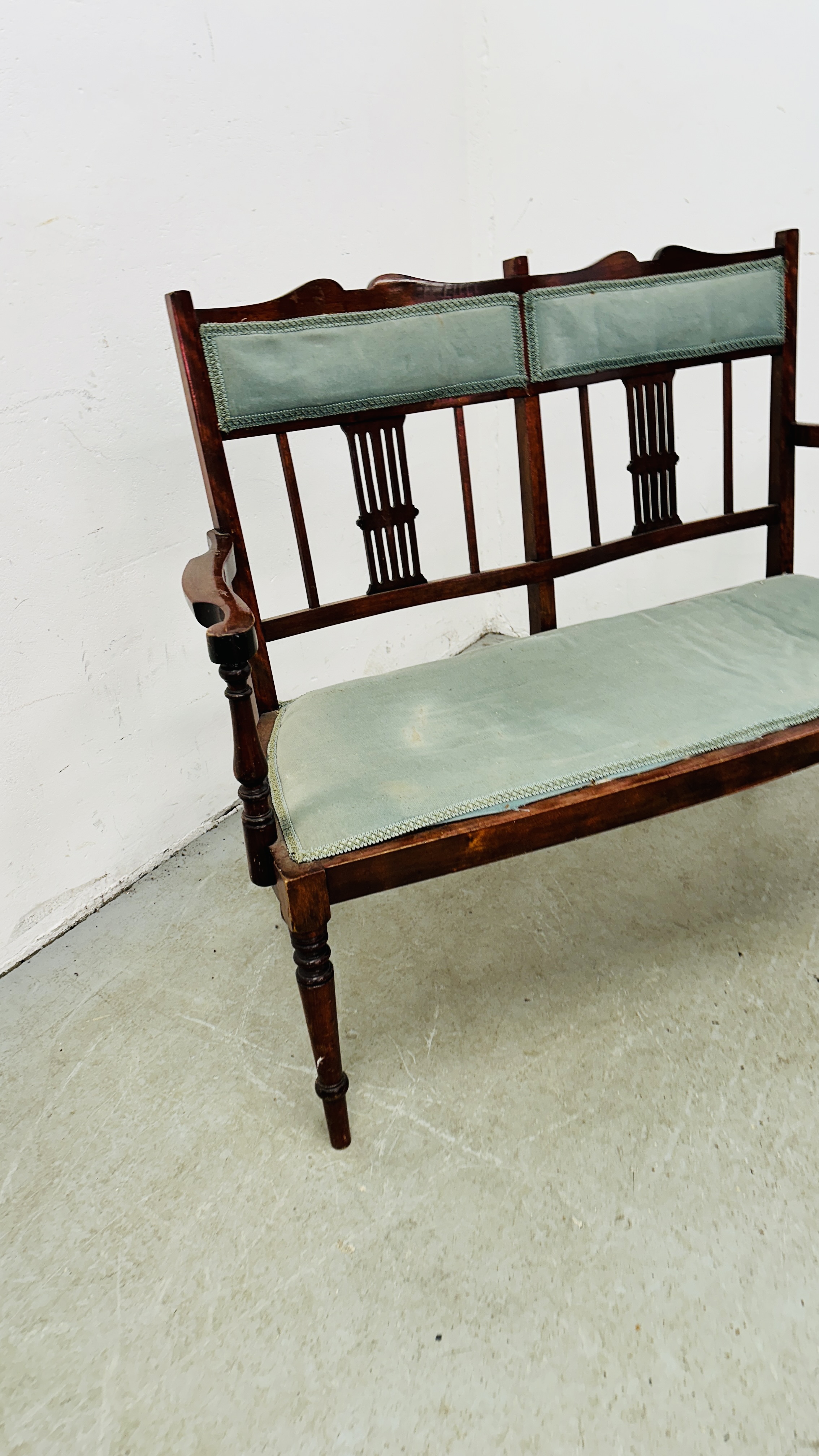 EDWARDIAN MAHOGANY 2 SEAT SOFA WITH FRETT WORK SUPPORT BACK AND GREEN UPHOLSTERY. - Image 3 of 11
