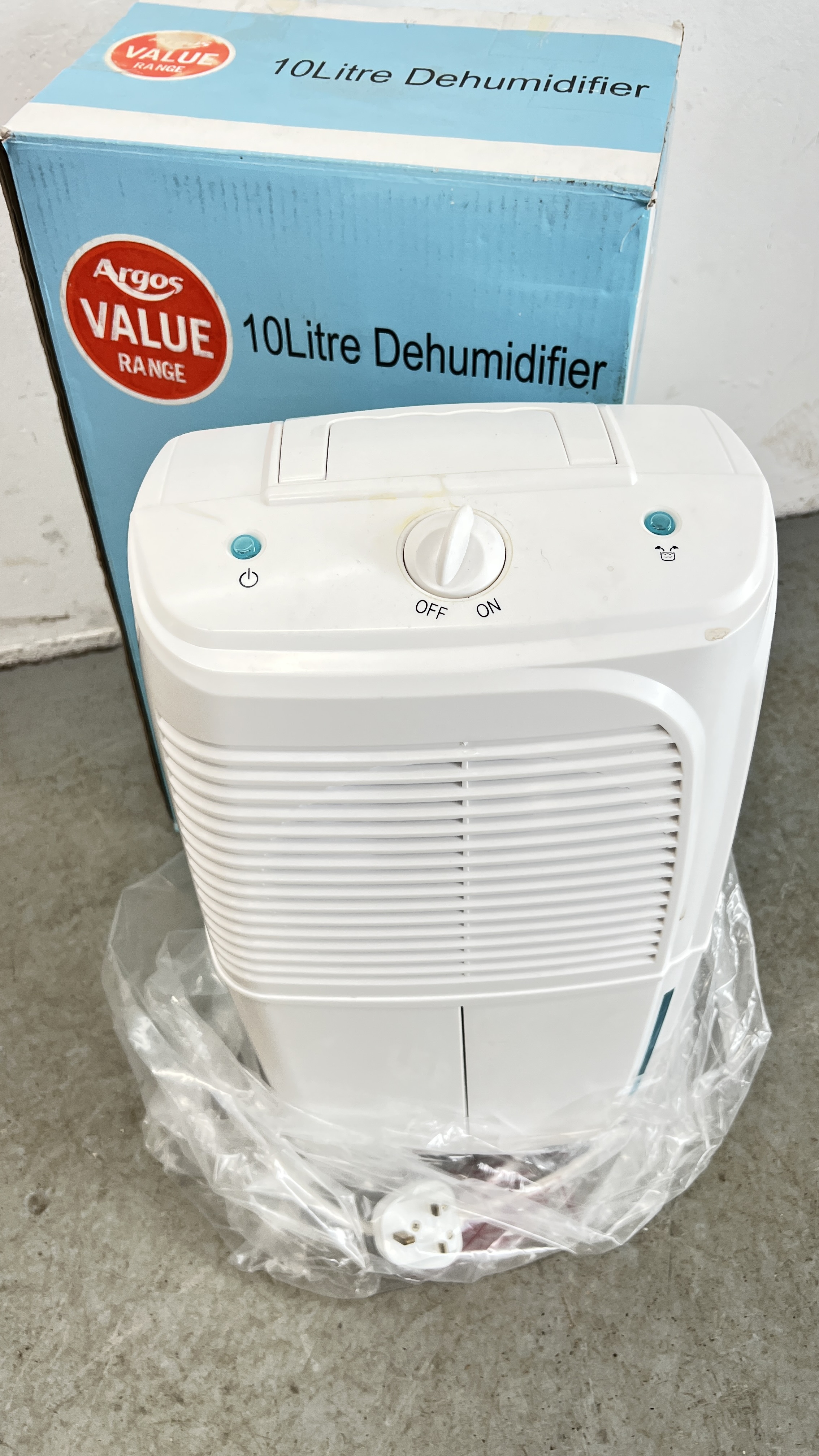 AN ARGOS 10 LITRE DEHUMIDIFIER (WITH ORIGINAL BOX). - Image 2 of 2