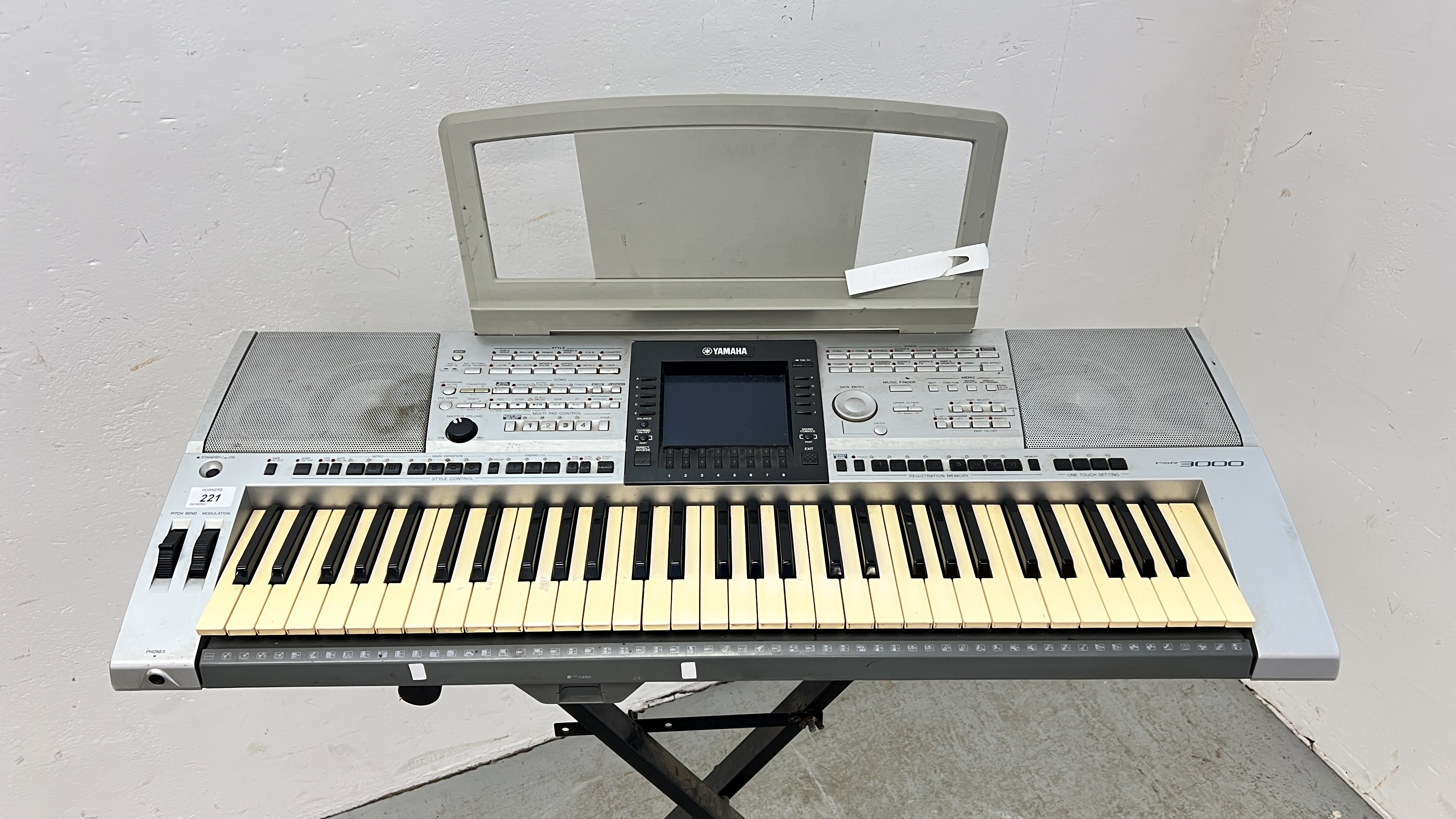 YAMAHA PSR 3000 KEYBOARD ON FOLDING STAND WITH POWER PACK AND FOOT PEDAL - SOLD AS SEEN - AS - Image 2 of 9