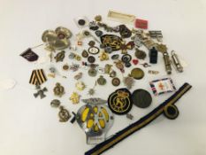 A BAG OF ASSORTED VINTAGE BADGES TO INCLUDE ENAMELED AND CLOTH EXAMPLES.