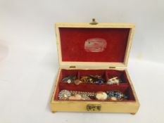 A VINTAGE JEWELLERY BOX CONTAINING A MIXED COLLECTION OF SILVER AND COSTUME JEWELLERY TO INCLUDE