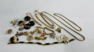 1 BOX OF VINTAGE GOLD TONE JEWELLERY