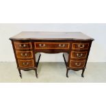 AN ANTIQUE MAHOGANY & INLAID BOW FRONT 7 DRAWER DESK WITH BRASS HANDLES W 136CM X D 65CM X H 85CM.