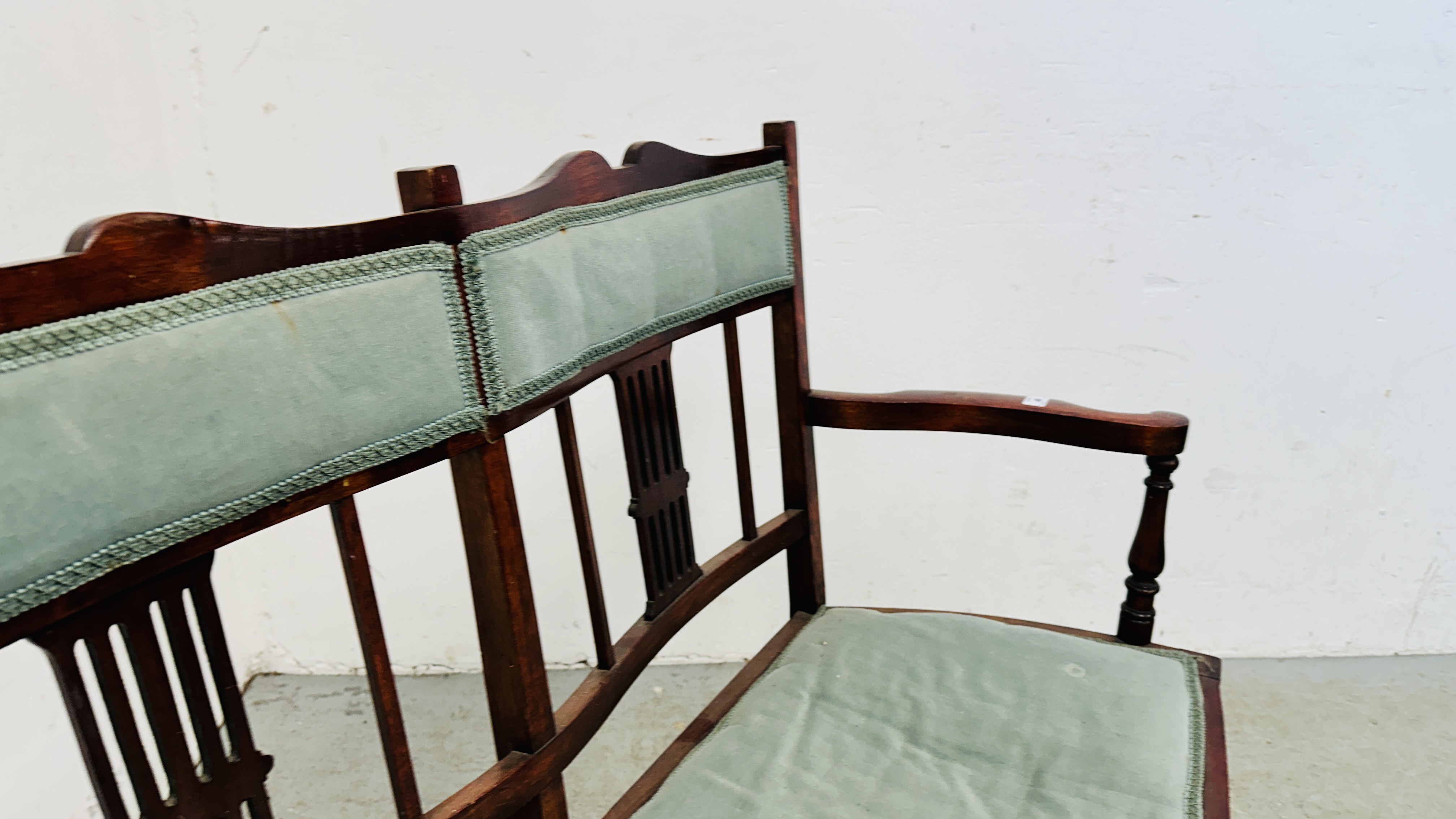 EDWARDIAN MAHOGANY 2 SEAT SOFA WITH FRETT WORK SUPPORT BACK AND GREEN UPHOLSTERY. - Image 7 of 11