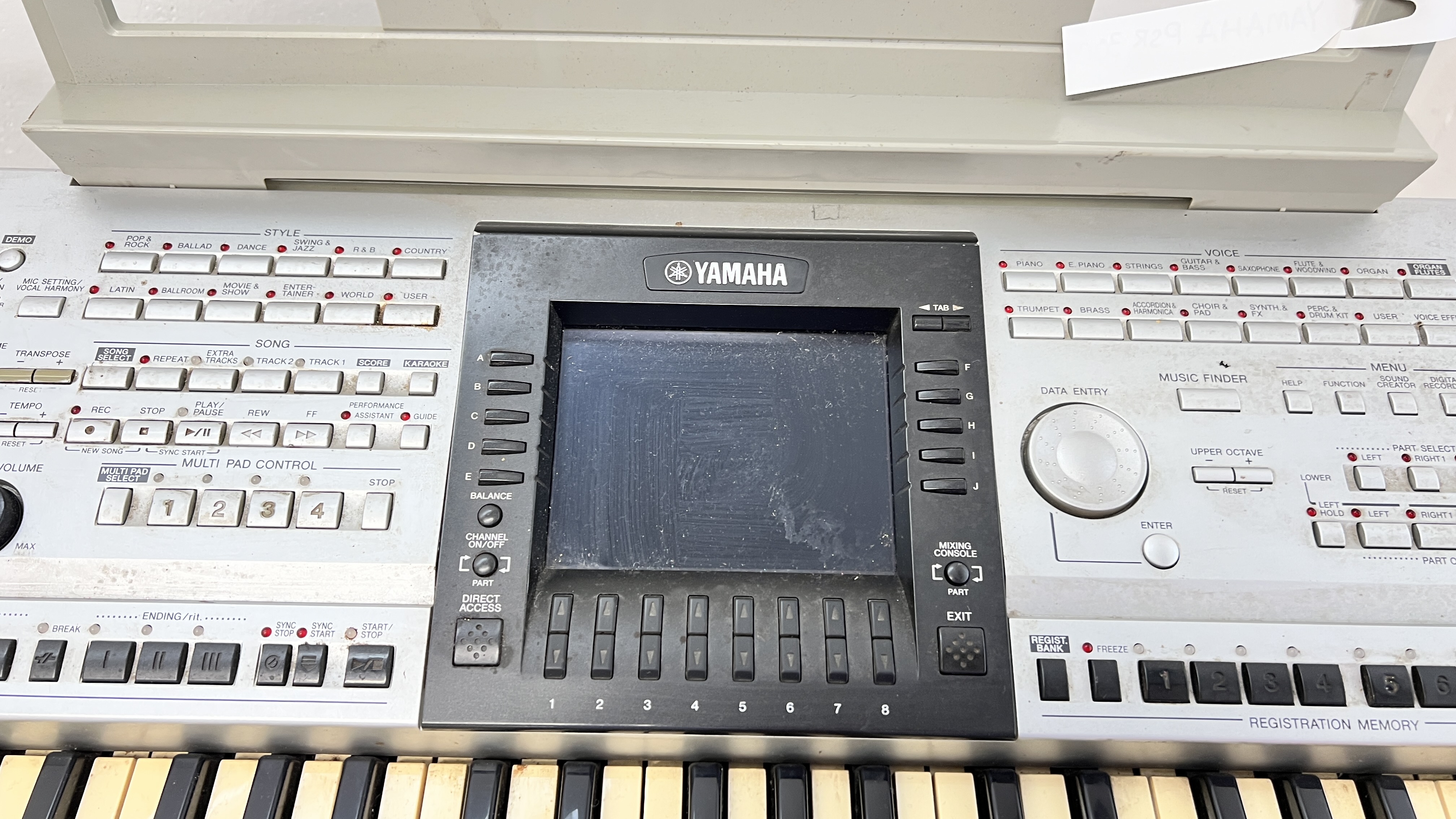 YAMAHA PSR 3000 KEYBOARD ON FOLDING STAND WITH POWER PACK AND FOOT PEDAL - SOLD AS SEEN - AS - Image 4 of 9