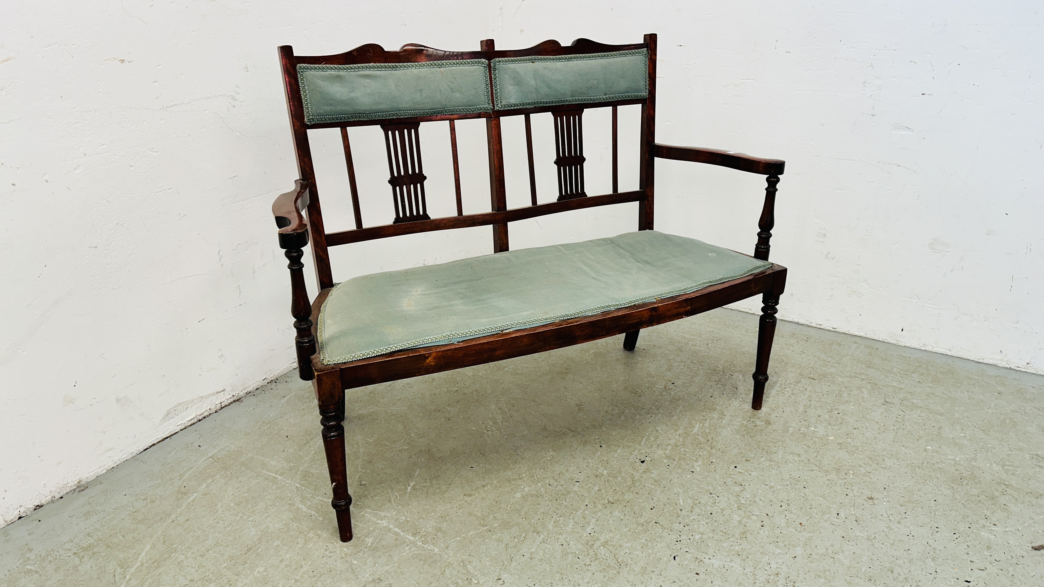 EDWARDIAN MAHOGANY 2 SEAT SOFA WITH FRETT WORK SUPPORT BACK AND GREEN UPHOLSTERY. - Image 2 of 11