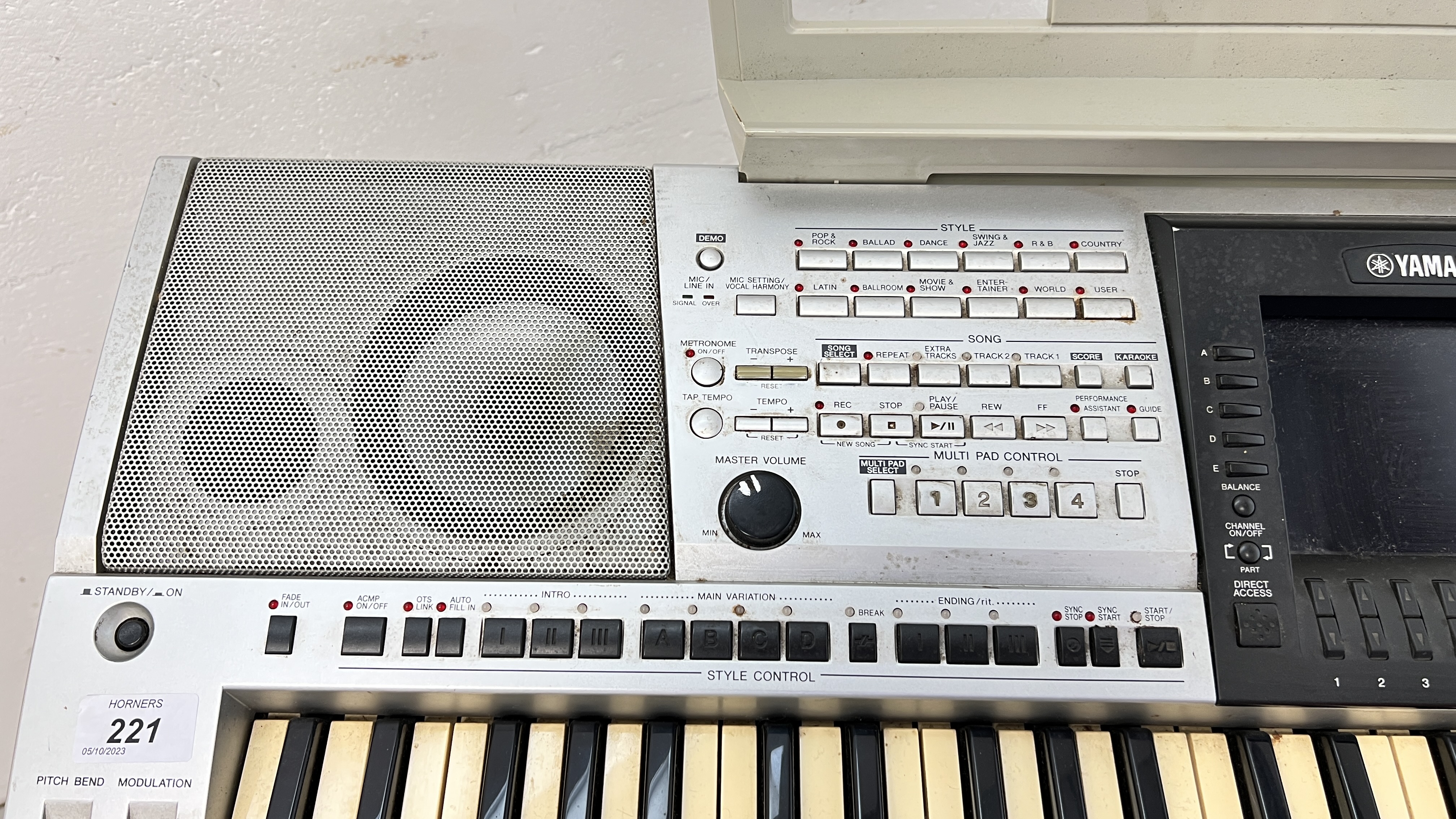 YAMAHA PSR 3000 KEYBOARD ON FOLDING STAND WITH POWER PACK AND FOOT PEDAL - SOLD AS SEEN - AS - Image 3 of 9