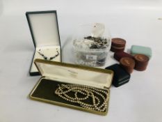 A TUB CONTAINING A QUANTITY OF ASSORTED COSTUME JEWELLERY AND A GROUP OF CUFF LINKS TO INCLUDE