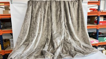 A LARGE PLEATED TOP INTERLINED GREY CURTAIN 105CM W X 205CM DROP.