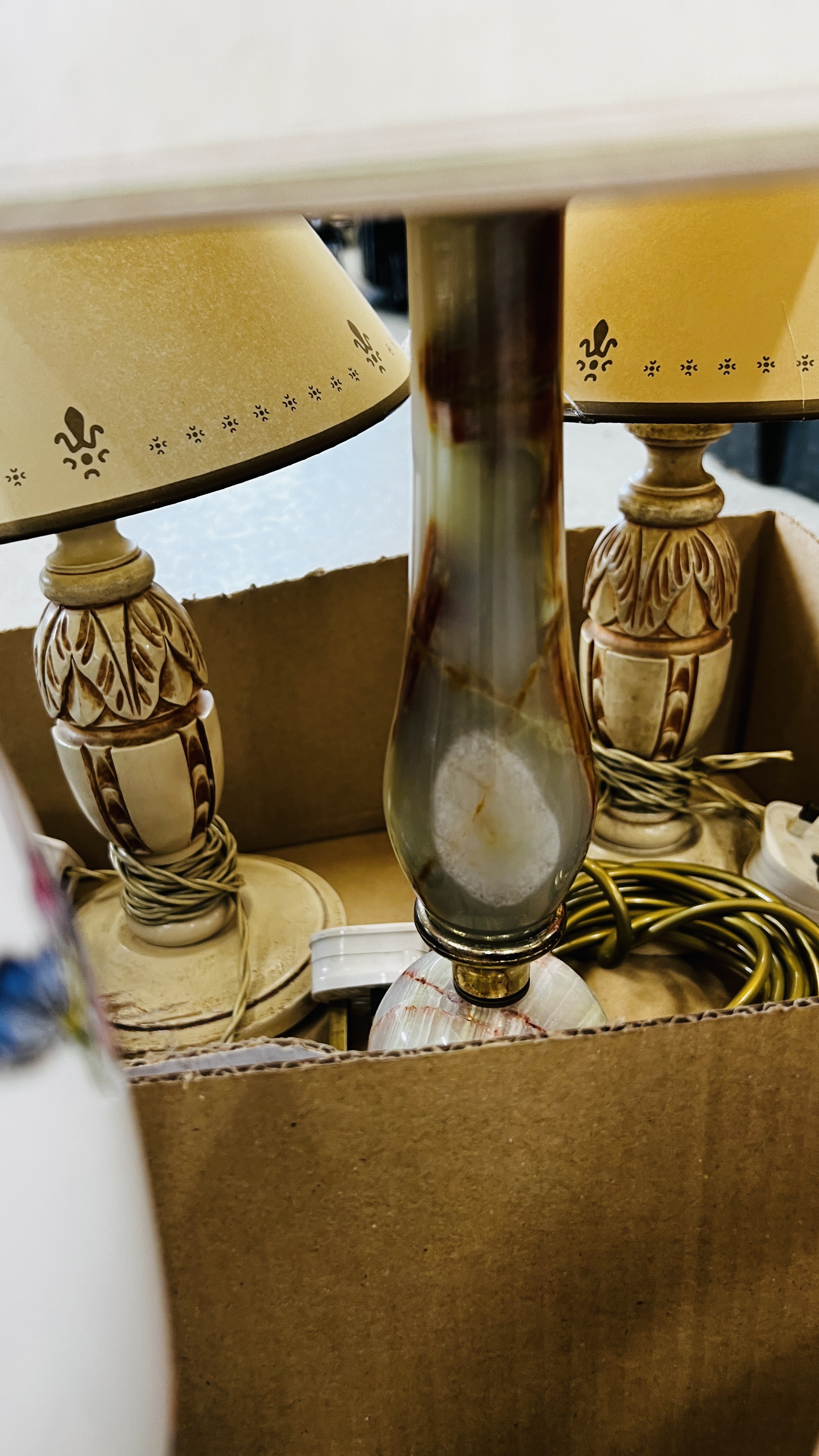 2 X BOXES CONTAINING A GROUP OF ASSORTED LAMPS TO INCLUDE AN ELABORATE ORIENTAL BUTTERFLY DECORATED - Image 4 of 4