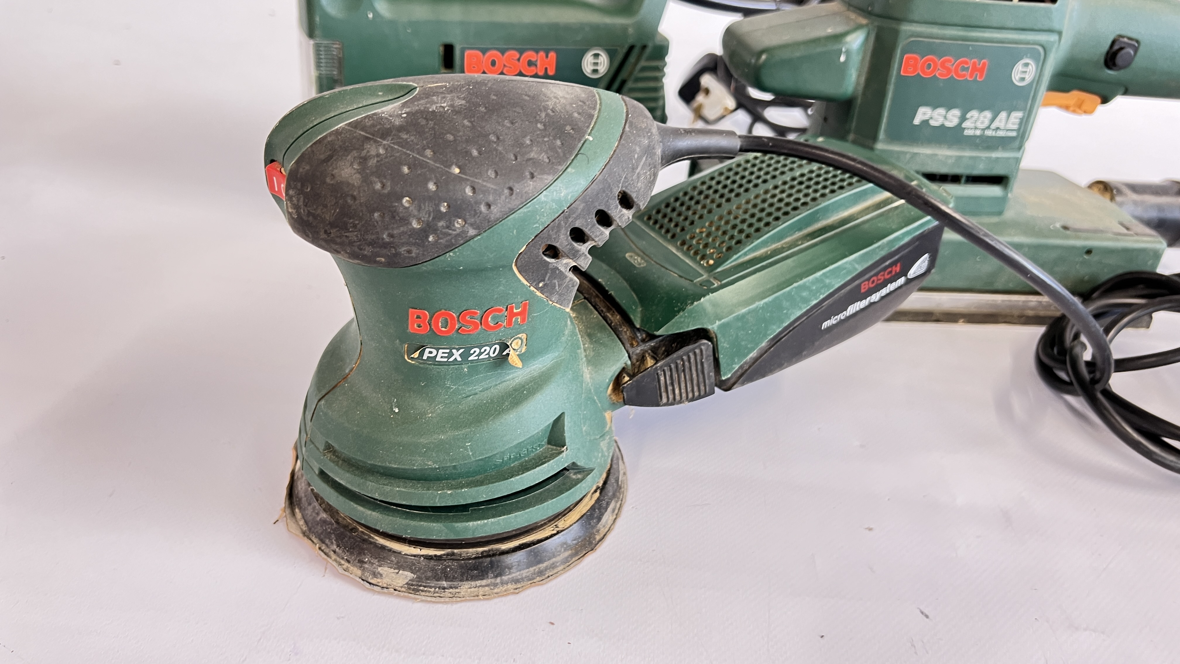 A GROUP OF 3 BOSCH POWER TOOLS TO INCLUDE ORBITAL HAND SANDER MODEL PCX220A, - Image 4 of 4