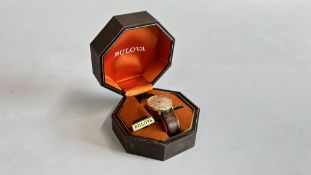 A VINTAGE GENT'S "BULOVA" WRIST WATCH ON A BROWN LEATHER STRAP IN ORIGINAL BOX.