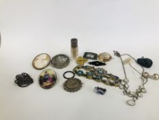 A GROUP OF VICTORIAN AND LATER LADIES JEWELLERY TO INCLUDE MICRO MOSAIC BRACELET, CAMEO BROOCHES,