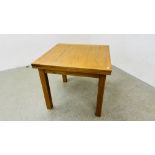 A SOLID OAK EXTENDING DINING TABLE, 90CM X 90CM (CLOSED).