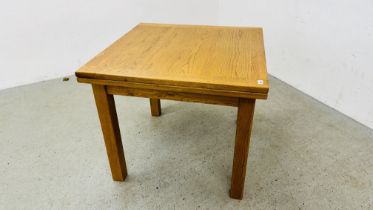 A SOLID OAK EXTENDING DINING TABLE, 90CM X 90CM (CLOSED).