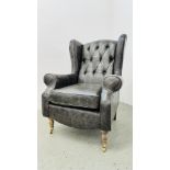 A GOOD QUALITY MODERN LEATHER BUTTON BACK WING SIDE CHAIR ON TURNED LEGS AND BRASS CASTERS.