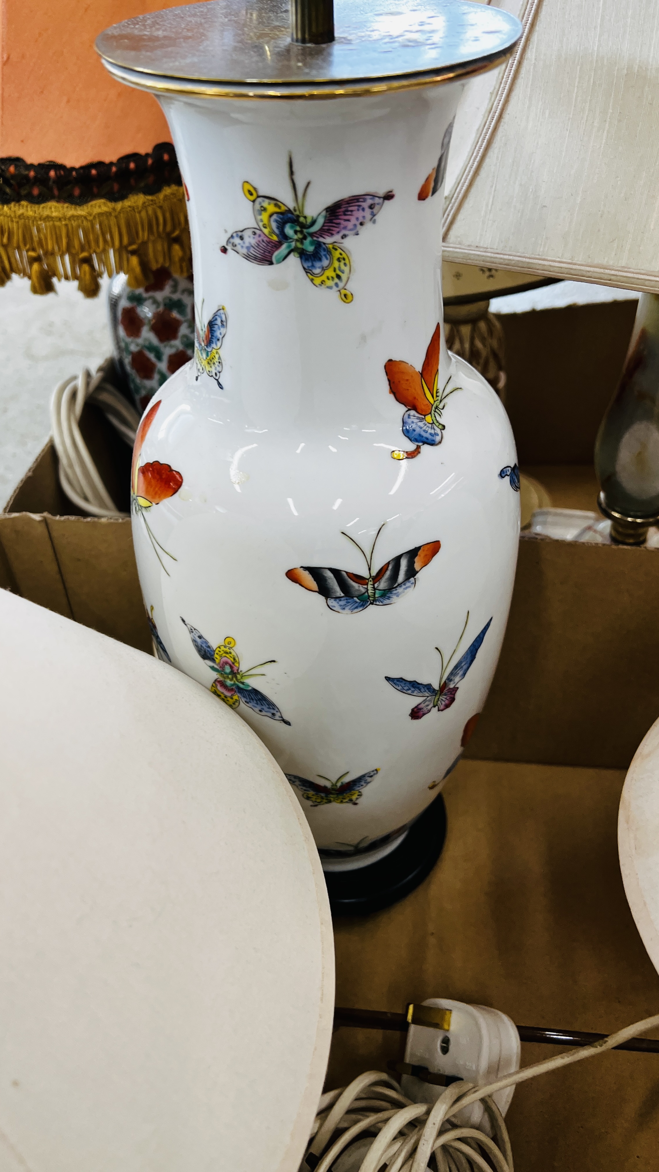 2 X BOXES CONTAINING A GROUP OF ASSORTED LAMPS TO INCLUDE AN ELABORATE ORIENTAL BUTTERFLY DECORATED - Image 3 of 4