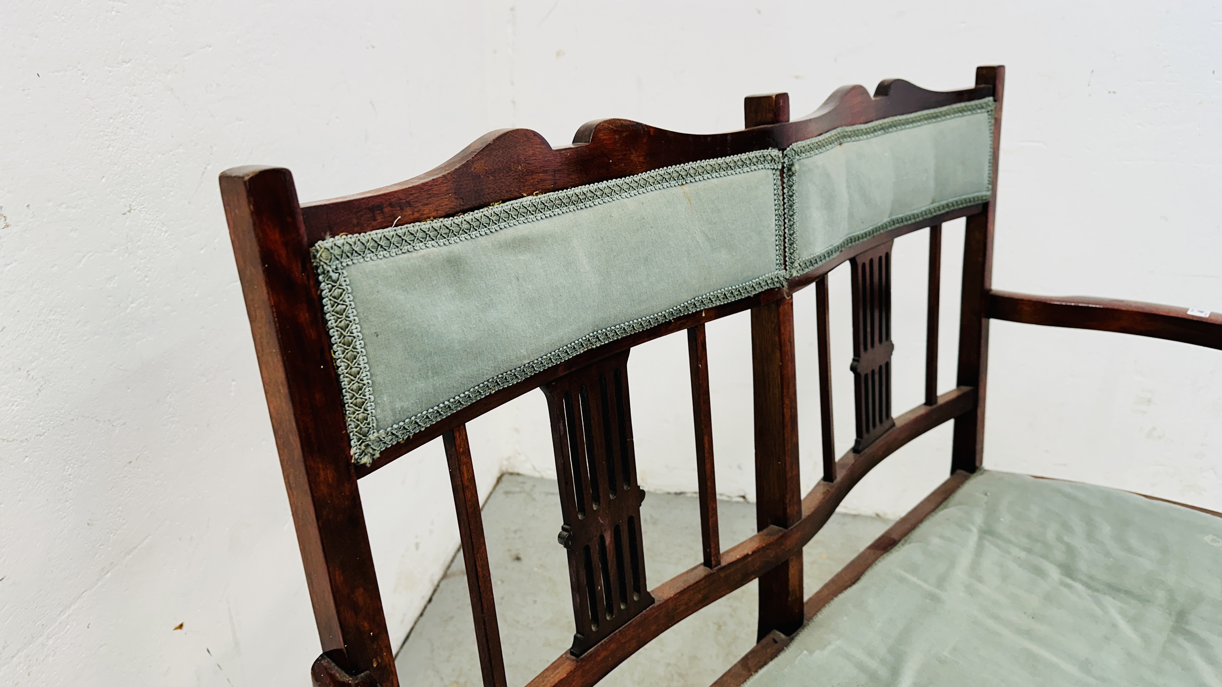 EDWARDIAN MAHOGANY 2 SEAT SOFA WITH FRETT WORK SUPPORT BACK AND GREEN UPHOLSTERY. - Image 6 of 11