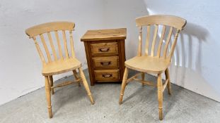 A PAIR OF MODERN BEECHWOOD KITCHEN CHAIRS ALONG WITH A MODERN WAXED PINE 3 DRAWER BEDSIDE CHEST.