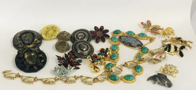 A SMALL COLLECTION OF VINTAGE JEWELLERY TO INCLUDE ENAMELLED BROOCHES, GILT DESIGN NECKLACES,