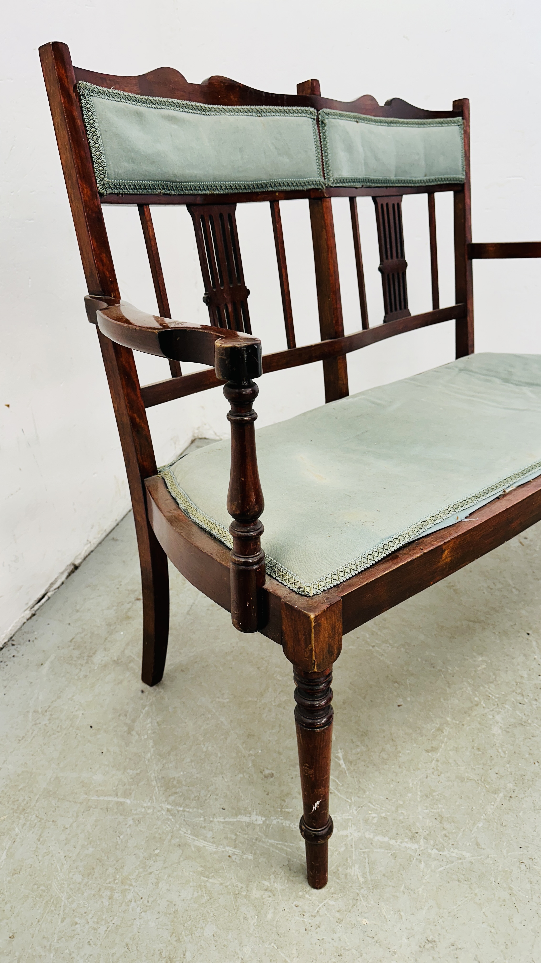 EDWARDIAN MAHOGANY 2 SEAT SOFA WITH FRETT WORK SUPPORT BACK AND GREEN UPHOLSTERY. - Image 9 of 11
