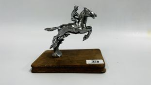 A VINTAGE CHROME CAR MASCOT ON WOODEN BASE, L 17CM.