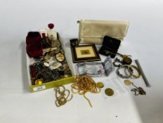 A TRAY OF ASSORTED COSTUME JEWELLERY TO INCLUDE BUTTONS, BROOCHES, VINTAGE RING BOX,