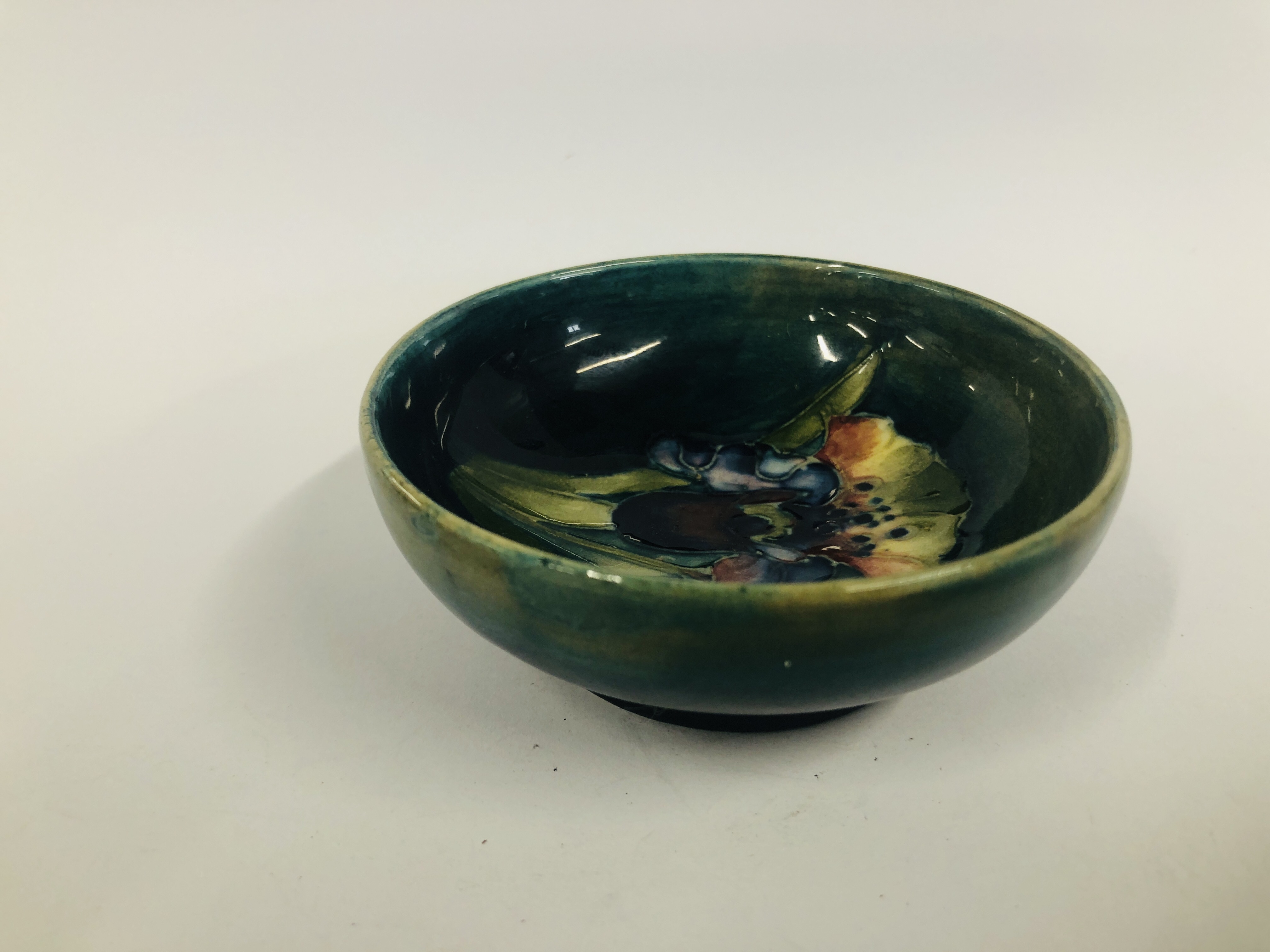 A MOORCROFT POTTERY BOWL, ORCHID PATTERN BEARING SIGNATURE - DIAM 7.7CM. - Image 4 of 6