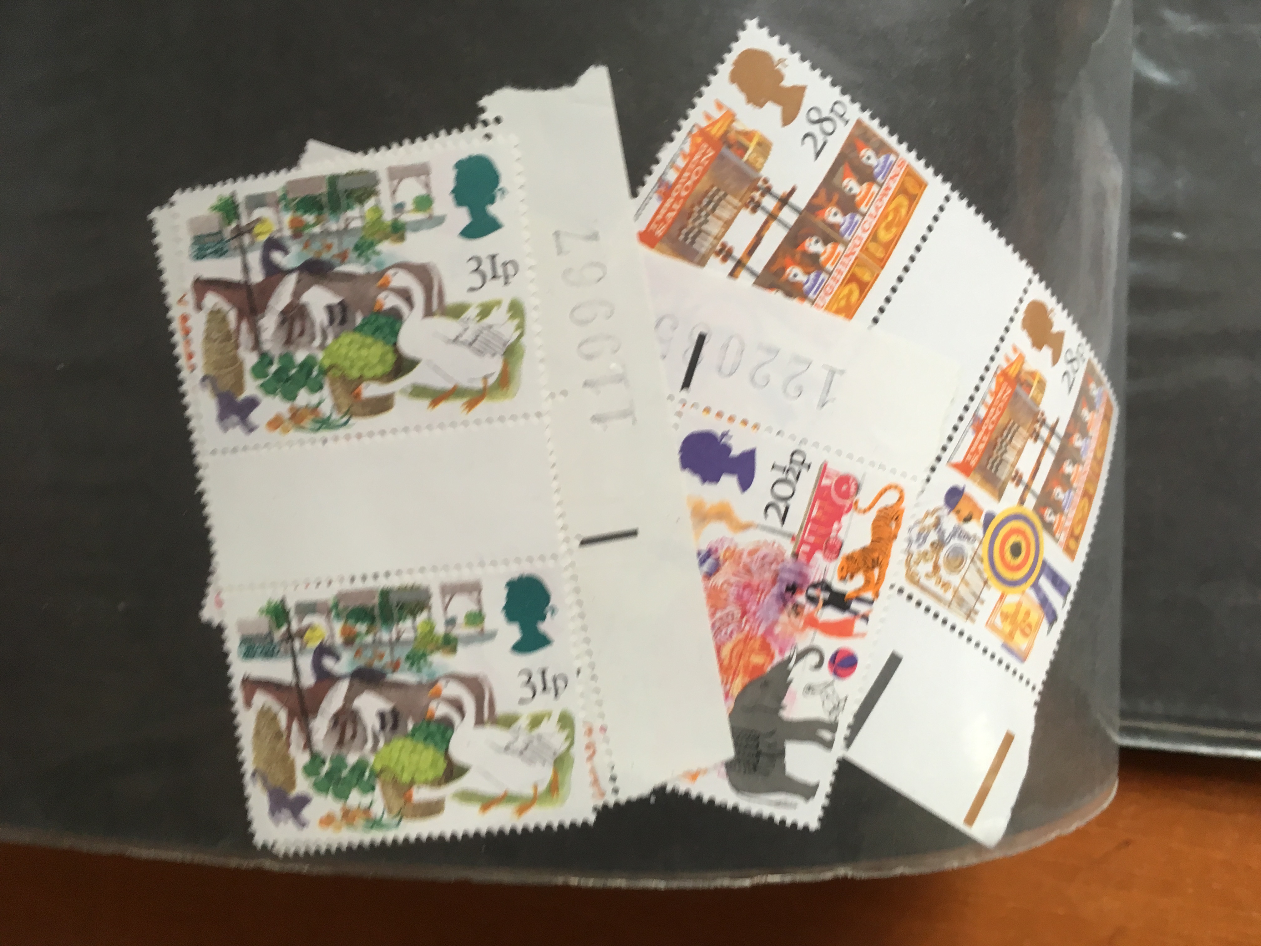 STAMPS: GB c1983-5 FIRST DAY COVERS INCLUDING P.P.S SILKS, ALSO MINT STAMPS, FIVE OLD £1 NOTES ETC. - Image 8 of 12