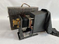 A VINTAGE MAGIC LANTERN WITH WOODEN CASE 1938/1939 - COLLECTORS ITEM ONLY.