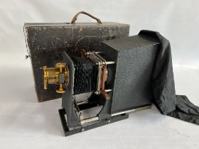 A VINTAGE MAGIC LANTERN WITH WOODEN CASE 1938/1939 - COLLECTORS ITEM ONLY.