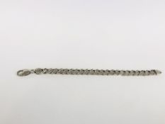 A SILVER FLAT LINK CURB BRACELET L 19CM.