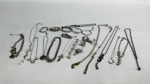 SELECTION OF 21 ITEMS OF VINTAGE AND RETRO SILVER TONE COSTUME JEWELLERY.