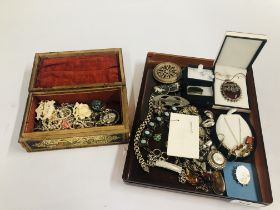 A TRAY OF ASSORTED SILVER AND WHITE METAL JEWELLERY TO INCLUDE AMBER SET EXAMPLES ALONG WITH AN