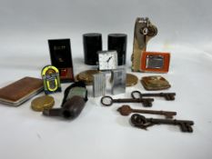 A BOX OF ASSORTED COLLECTIBLES TO INCLUDE VINTAGE LIGHTERS BROTHER LITE & CALIBRI EXAMPLES,