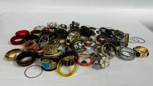 2 BAGS OF VINTAGE AND RETRO BANGLES (APPROX 80 PLUS)