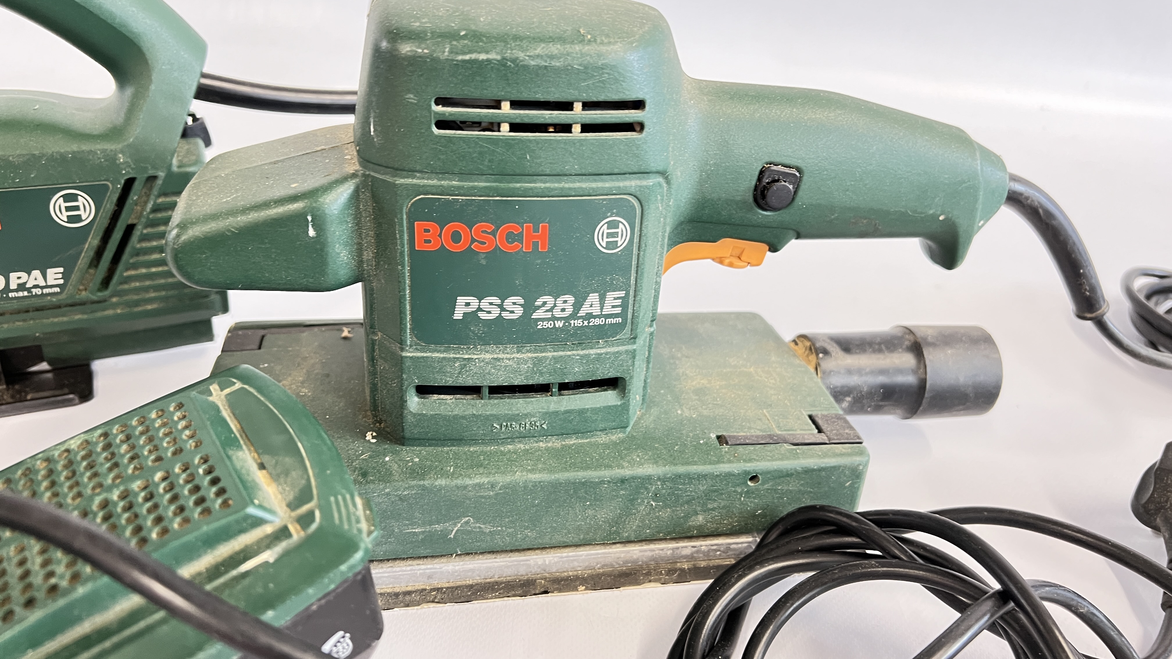 A GROUP OF 3 BOSCH POWER TOOLS TO INCLUDE ORBITAL HAND SANDER MODEL PCX220A, - Image 2 of 4