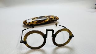 A PAIR OF EASY C19TH CHINESE SPECTACLES IN A TORTOISESHELL CASE - SPECTACLES WITH HORN SURROUND.
